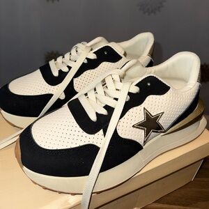 YOKI Black White Gold Star Chunky‎ Chic Glam Women’s Sneakers Size 10 New in Box